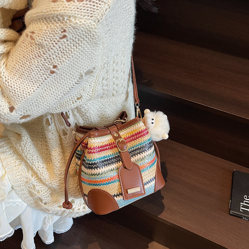 Trendy bucket bag for women, 2025 new high-end straw woven bag, color-blocking niche portable single-shoulder bag, fashionable crossbody bag Application Scenario