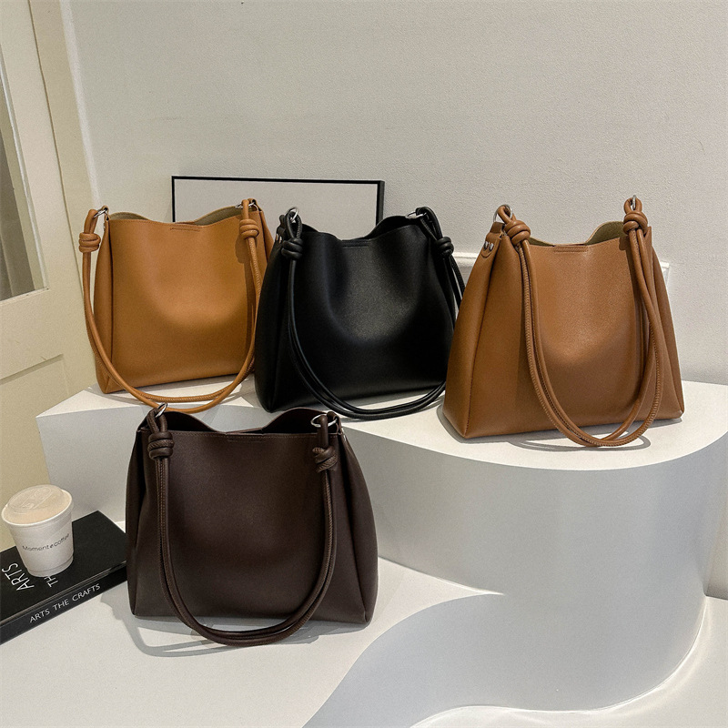 Commuting large-capacity fashionable solid-color mother-and-child bag, women's commuting quality single-shoulder bag, women's 2023 winter bucket bag Application Scenario
