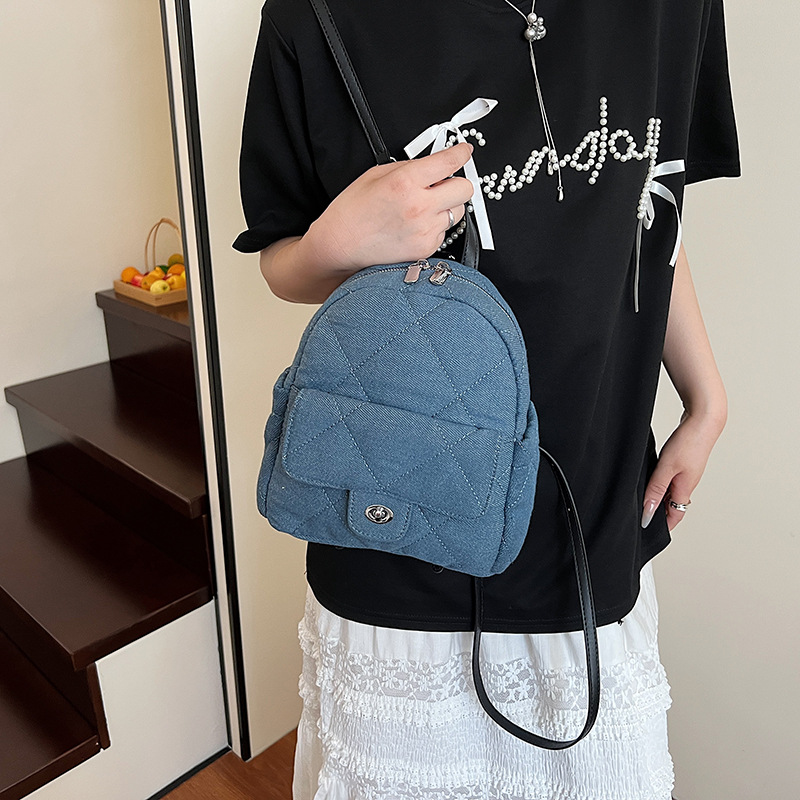 Xiaoxiangfeng diamond-shaped chain backpack for women, a new 2025 model versatile backpack for college students' commuting to class details Picture