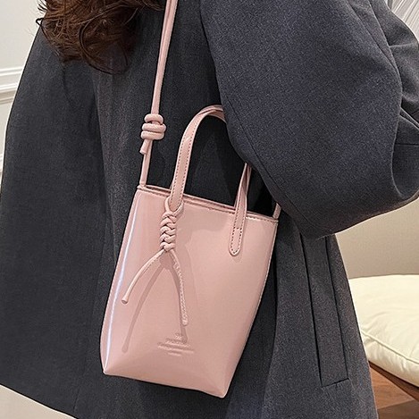 Ladies' small square bag, retro mini single-shoulder bag, cute and fresh Japanese and Korean macaron vertical key change crossbody bag Application Scenario