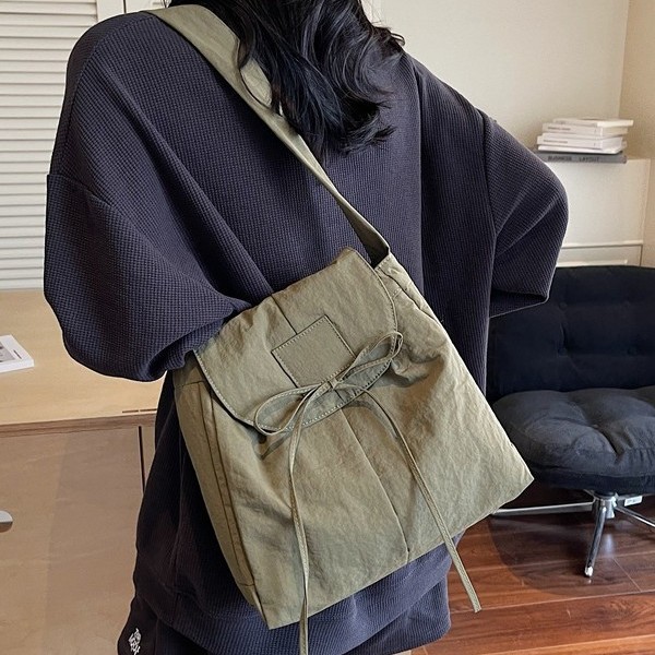 Workwear flap wide shoulder strap messenger bag, forest-style school style, artistic Japanese style, simple Harajuku strap single-shoulder crossbody bag full figure