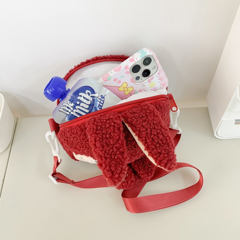 Cute doll autumn and winter new style girls' crossbody bag, stylish doll plush bag, lightweight mobile phone shoulder bag Application Scenario