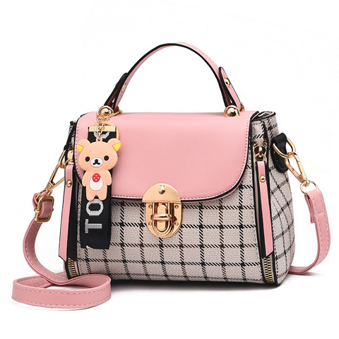 The 2024 new stylish checkered crossbody bag for women, a trendy Korean-style shoulder bag, is a super popular small square bag on Instagram Application Scenario
