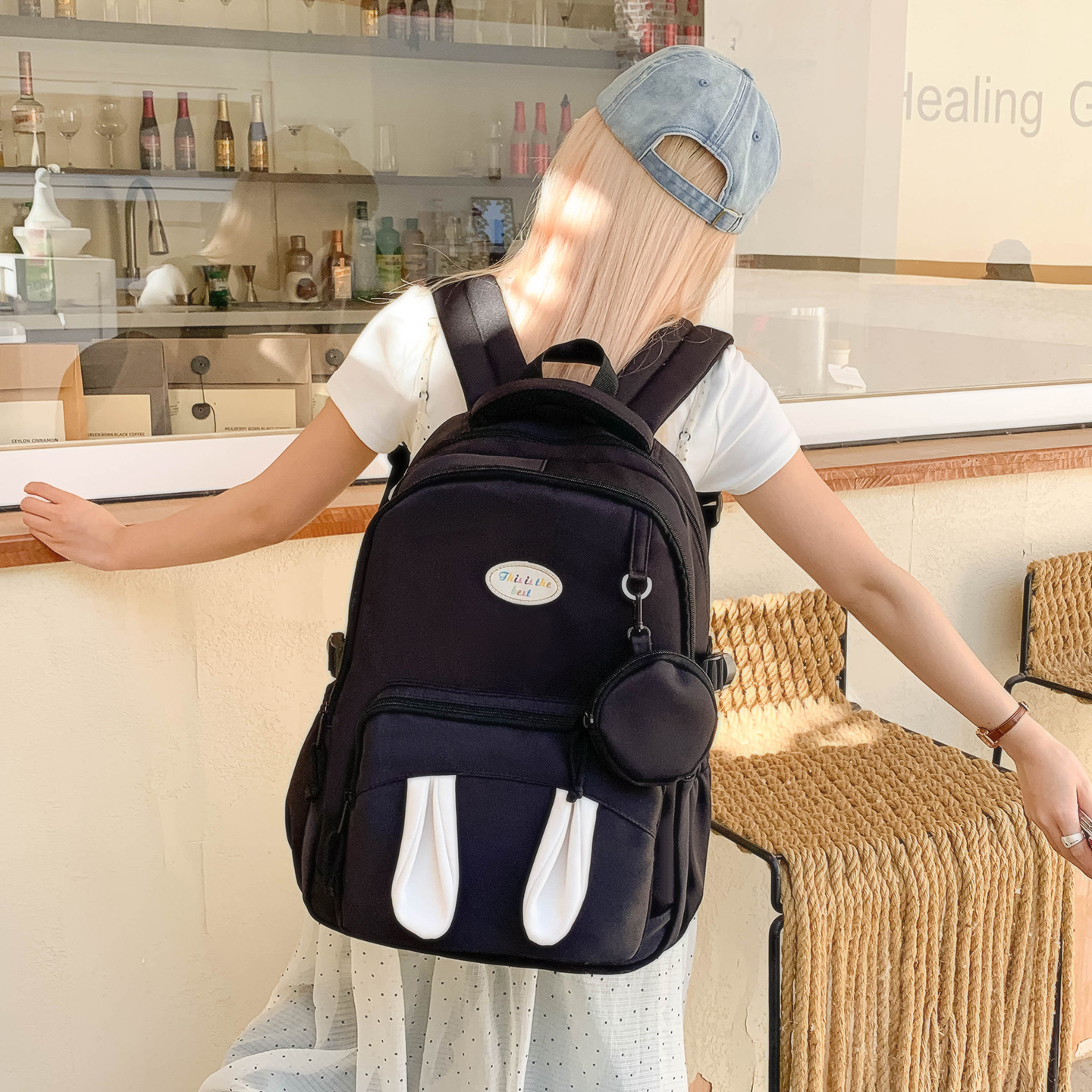 The travel rabbit is cute and has a high level of appearance. It's a new style of ear-ear backpack for girls and children. It's a cartoon backpack for girls and students details Picture