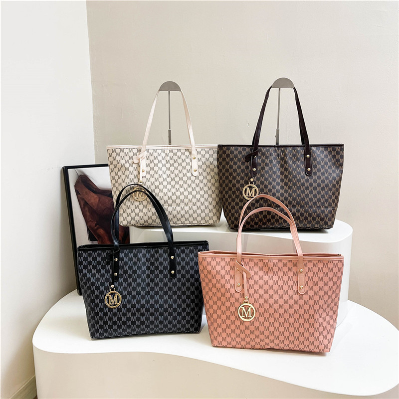 Large-capacity underarm bag for women, new Spring/Summer 2025 trendy printed single-shoulder bag, commuter tote bag, hand-carry bag trend Application Scenario