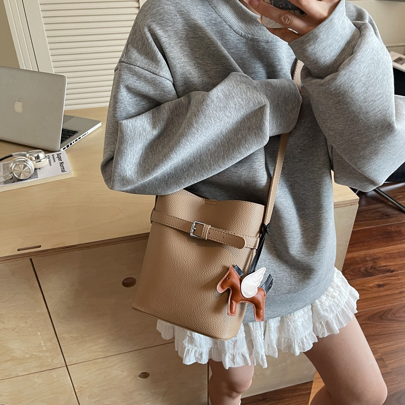 A fashionable large-capacity bucket bag for women in 2025, a versatile shoulder bag, a high-end small square bag, and a trendy crossbody bag Application Scenario