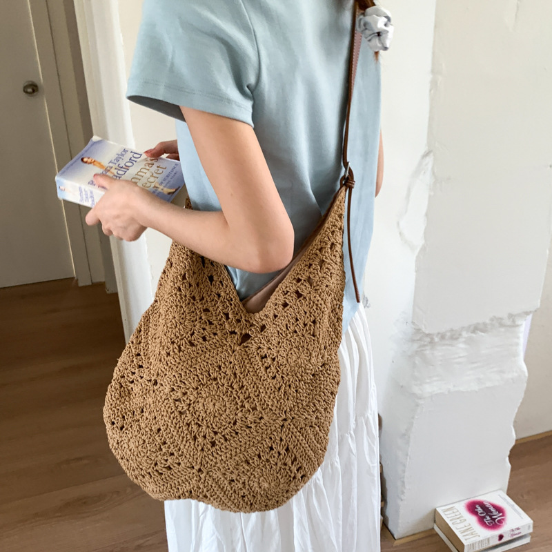 Hollowed-out beach vacation woven bag for women, a new trendy, casual, high-quality, large-capacity single-shoulder bag for commuting in summer 2025 Application Scenario