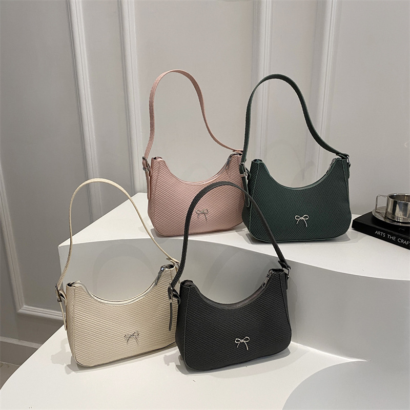 2025 New trendy and niche design, simple French niche design, single-shoulder armpit bag, women's single-shoulder crescent moon dumpling bag Application Scenario