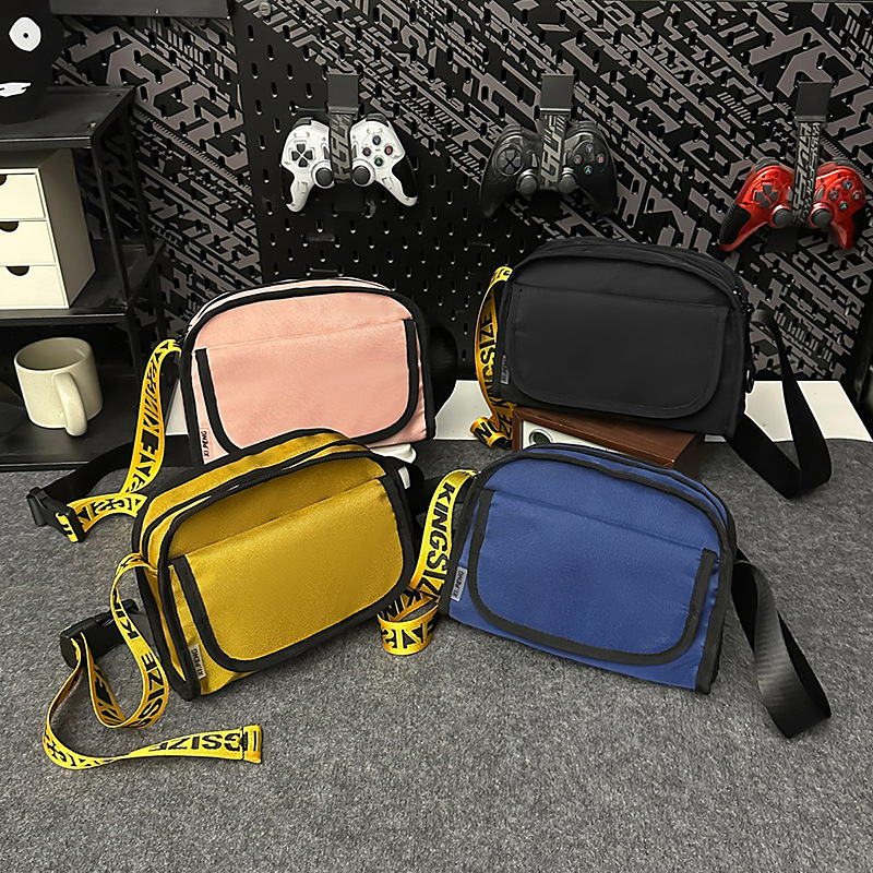 2025 New style fashionable couple single-shoulder bag with high appearance level, solid color, cool and trendy three-dimensional single-shoulder crossbody bag, casual bag Application Scenario