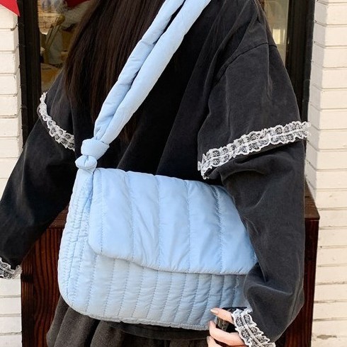 Solid color pleated cloud bag, new autumn and winter striped down with cotton and drawstring single-shoulder crossbody bag, large capacity dumpling bag Specification drawing