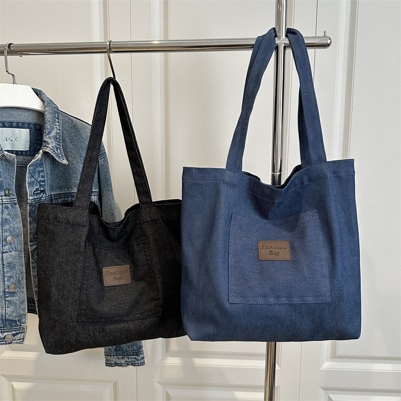 Large-capacity school handbag, large commuting bag for work, new spring 2025 denim casual single-shoulder bag for women Application Scenario