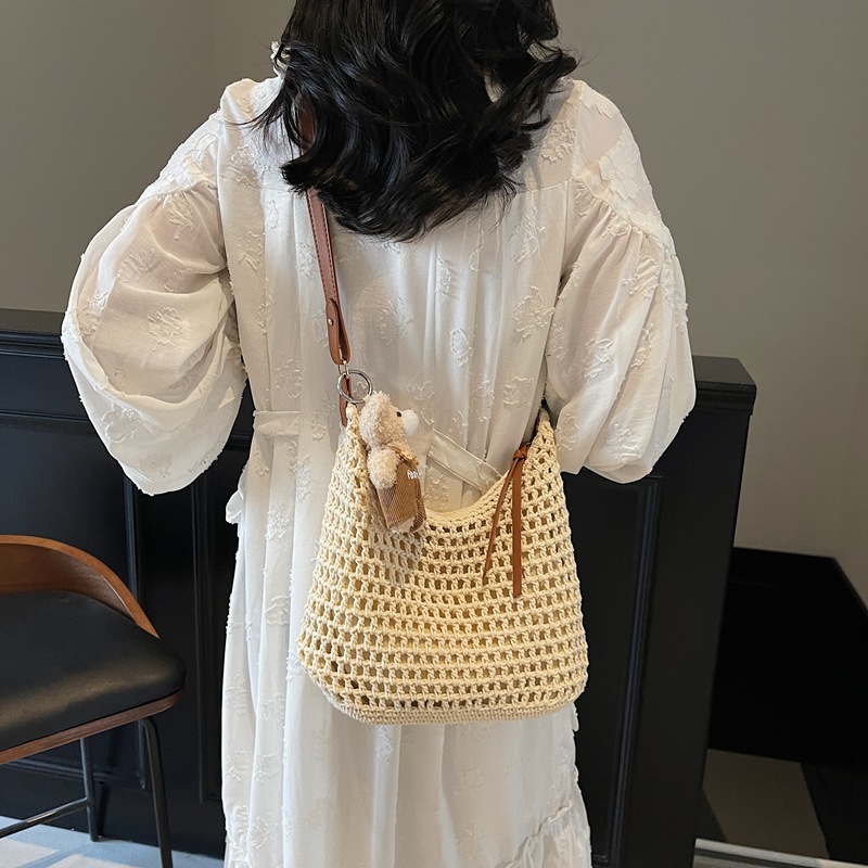 2025 New summer casual straw woven large-capacity underarm bag, a women's forest-style artistic and laid-back single-shoulder crossbody bag Application Scenario