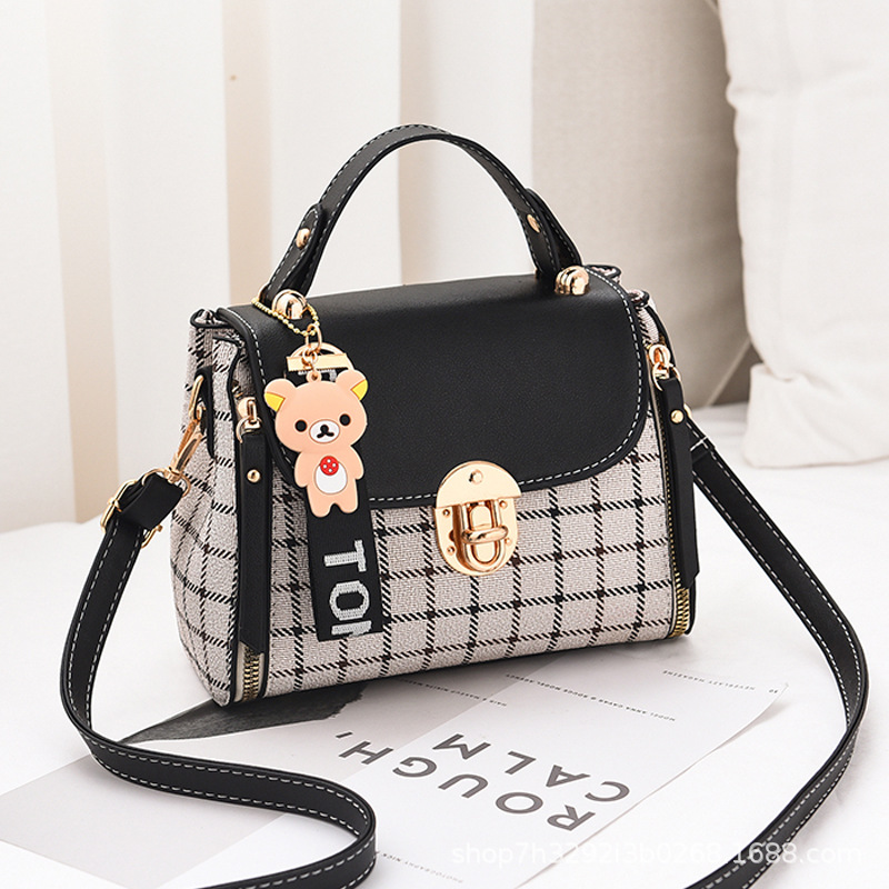 The 2024 new stylish checkered crossbody bag for women, a trendy Korean-style shoulder bag, is a super popular small square bag on Instagram Specification drawing