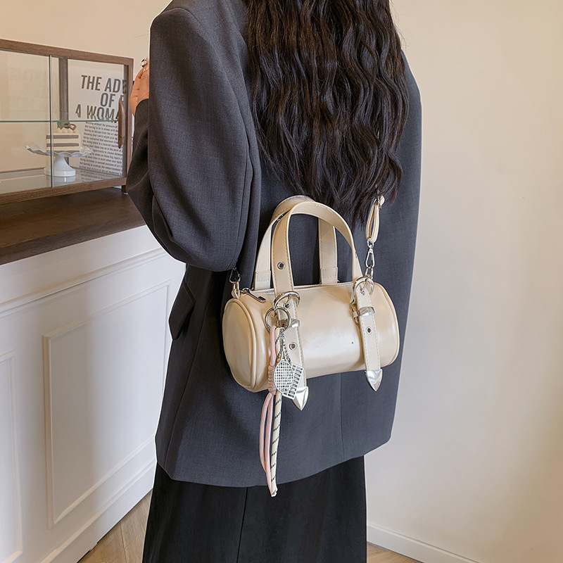 Retro and fashionable hand-held cylindrical bag for women, 2025 new style casual and high-end crossbody bag, stylish and versatile single-shoulder bag Application Scenario