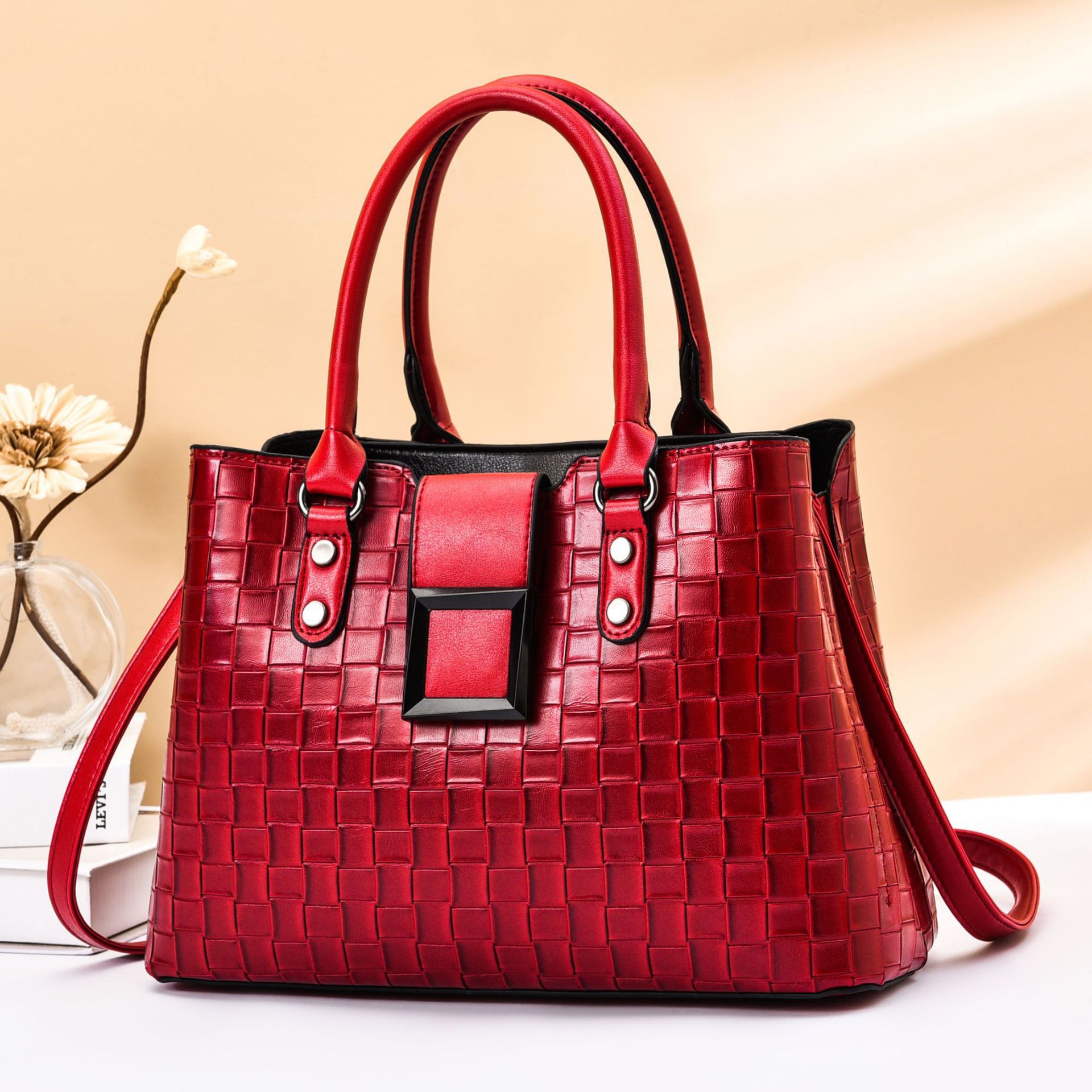 2021 New woven women 's mom handbag women' s fashionable retro shoulder bag crossbody bag handbags Application Scenario