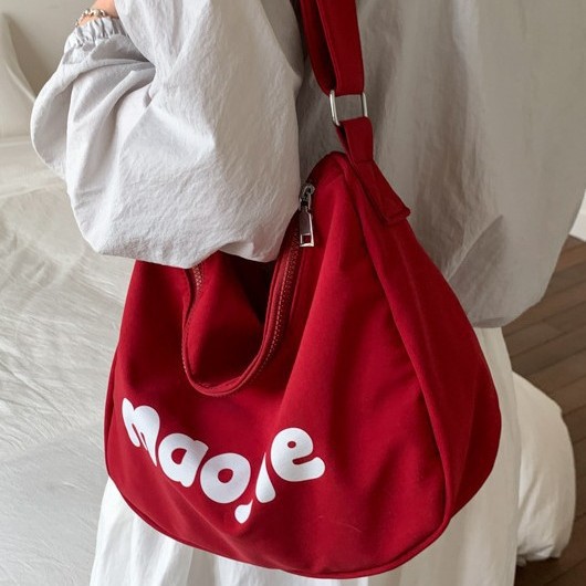 A new trend of large-capacity single-shoulder women's casual bag for spring and summer, a versatile and niche design crossbody bag for travel Application Scenario