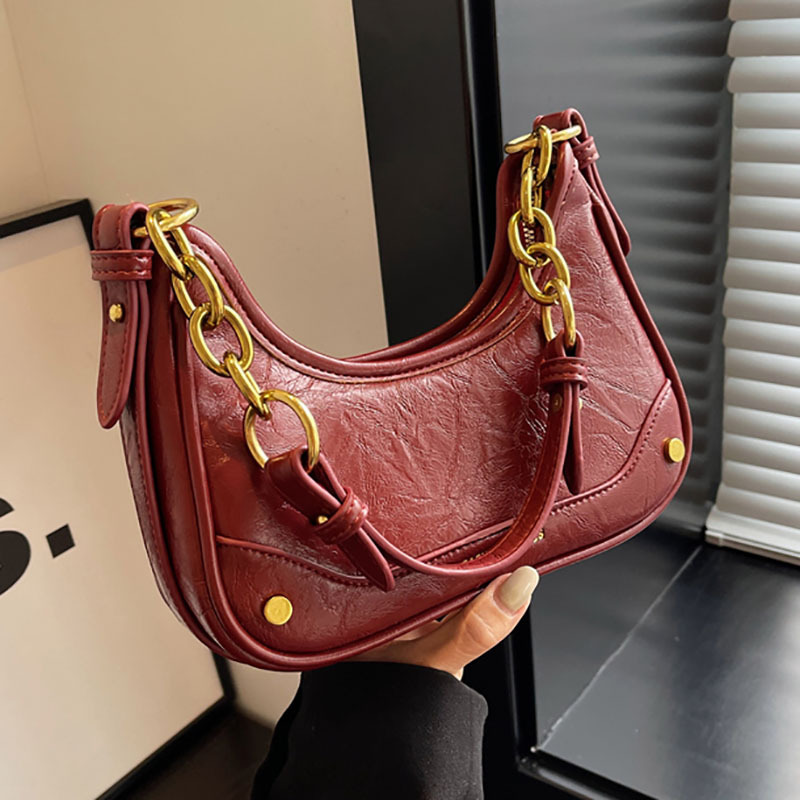 The 2023 new niche hand-held chain baguette underarm bag is a high-end and versatile single-shoulder crossbody bag for commuting full figure