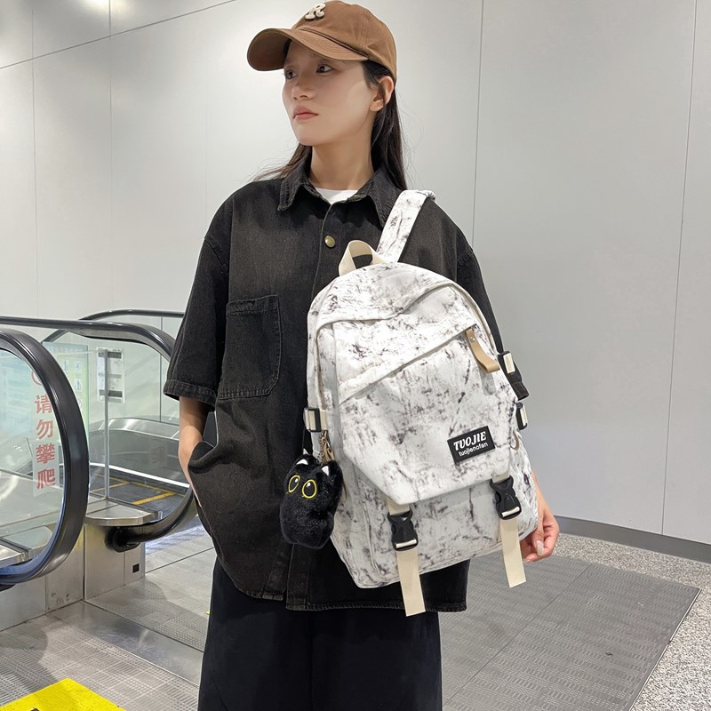 Trendy and simple backpacks for students, versatile junior high school schoolbags, large-capacity travel backpacks for senior high school students, new styles Application Scenario