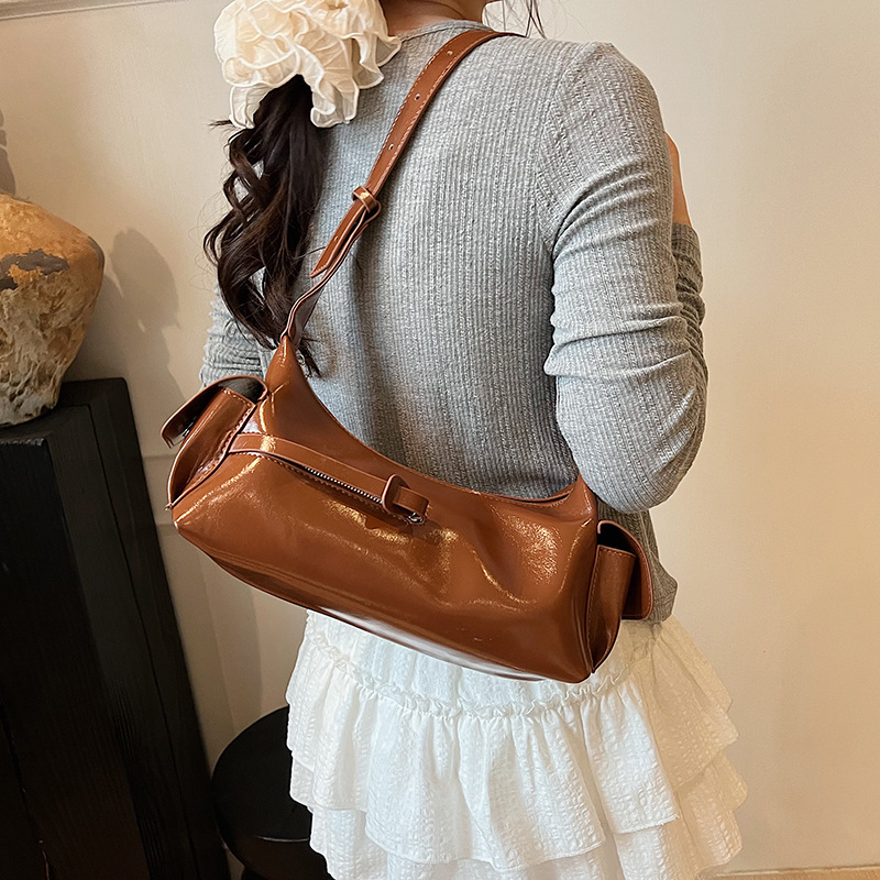 New Spring/Summer 2025 niche design fashionable hand-held underarm bag for women, high-quality solid color versatile shoulder bag details Picture