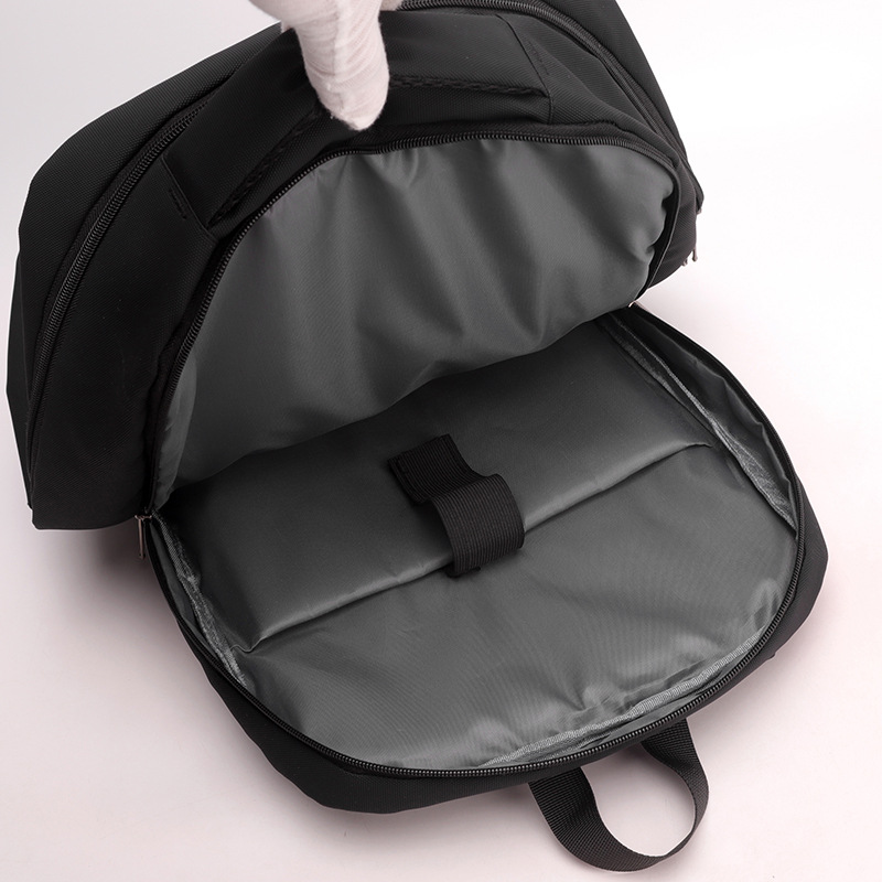 A new cross-border men's business commuting backpack with a high-end feel, large capacity and multiple compartments, and a simple computer backpack Application Scenario