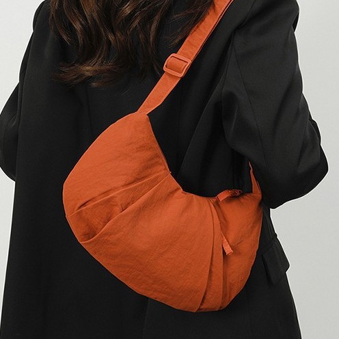 Spring 2025 new solid color, simple and versatile, large-capacity pleated single-shoulder crossbody bag, sporty style for making dumplings Application Scenario