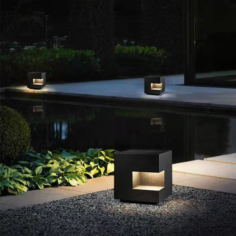 Square LED column head lights, outdoor courtyard lawn lights, river embankment, villa community fence lights, municipal park grassland lights full figure