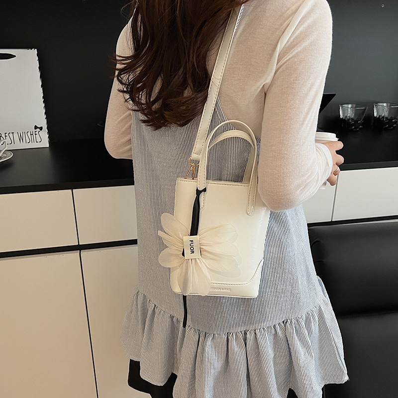 Cross-border flower mobile phone bag for women 2025 Summer, new fashionable hand-held bucket bag, versatile shoulder bag, bestseller crossbody bag details Picture
