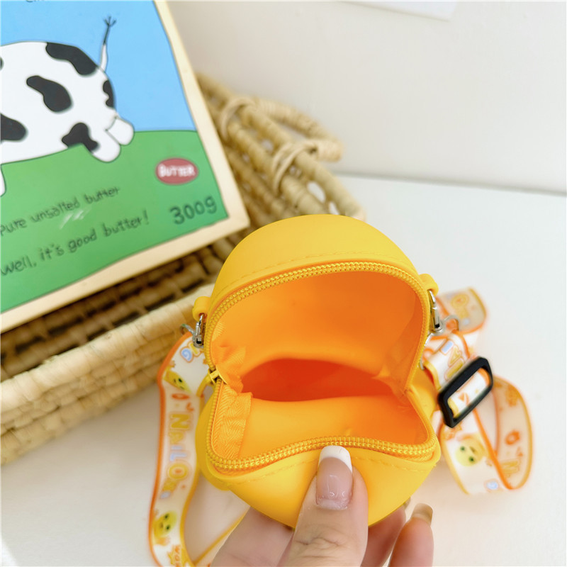 Cute milk dragon small bag, creative new storage bag, silicone loose change, cartoon children's single-shoulder crossbody bag, doll bag Application Scenario