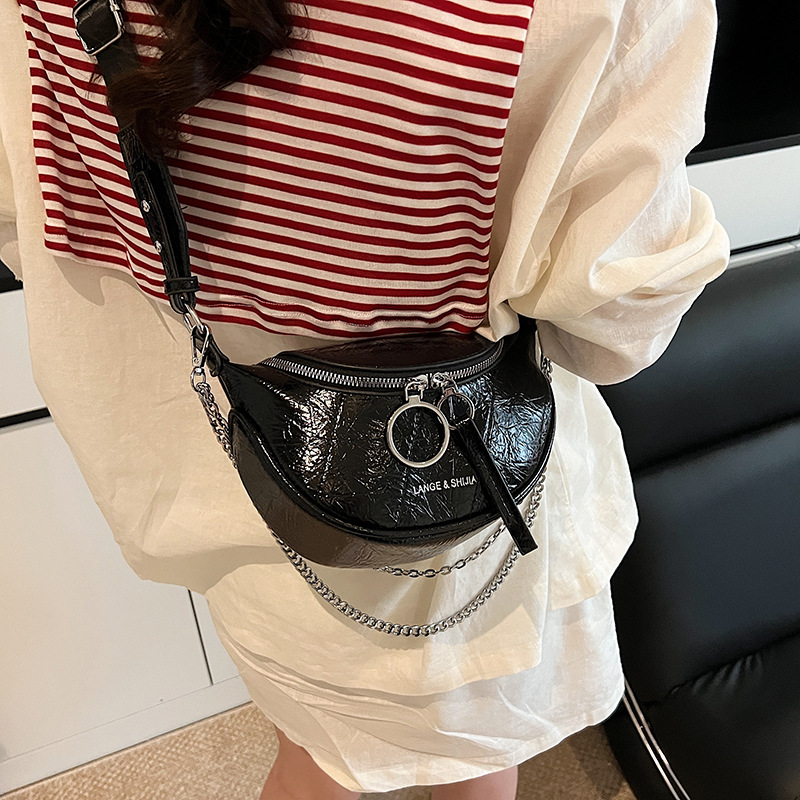 New Spring/Summer 2025 fashionable and trendy simple single-shoulder crossbody bag for women, solid color simple chain versatile saddle bag for women Application Scenario
