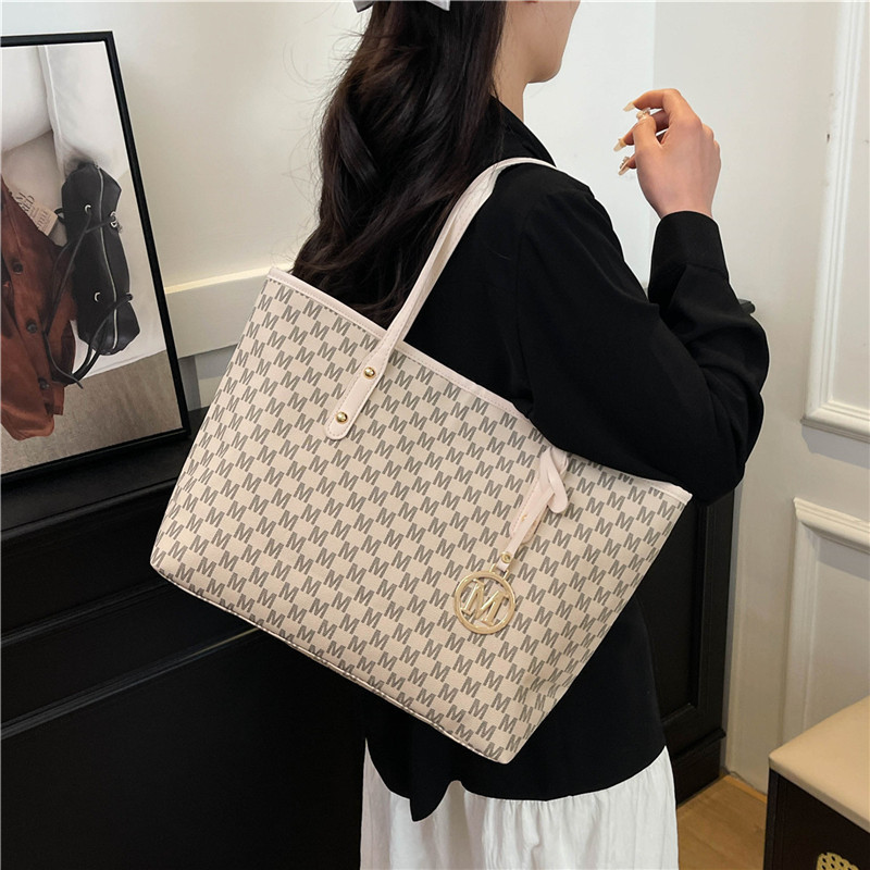 Large-capacity underarm bag for women, new Spring/Summer 2025 trendy printed single-shoulder bag, commuter tote bag, hand-carry bag trend details Picture