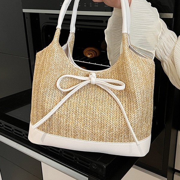 A new 2025 all-purpose single-shoulder bag made of straw for women's commuting, a casual tote bag for going out to work Application Scenario