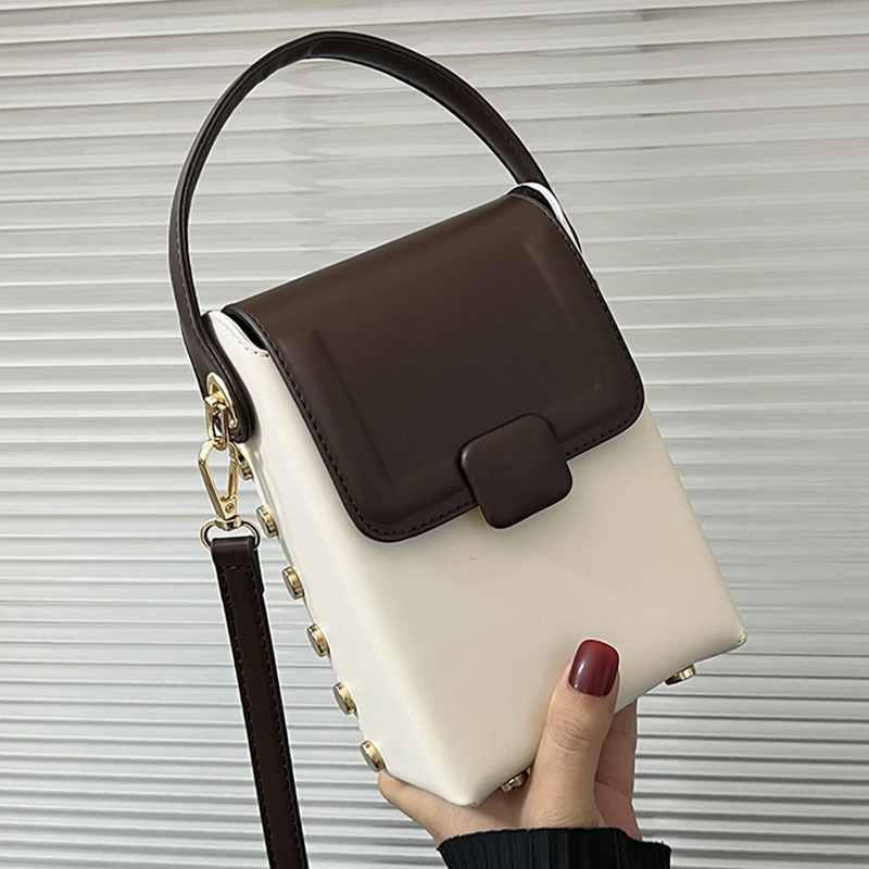 A new 2024 Korean-style niche women's handbag with contrasting colors, fashionable and trendy mobile phone bag, high-end commuting and versatile crossbody bag full figure