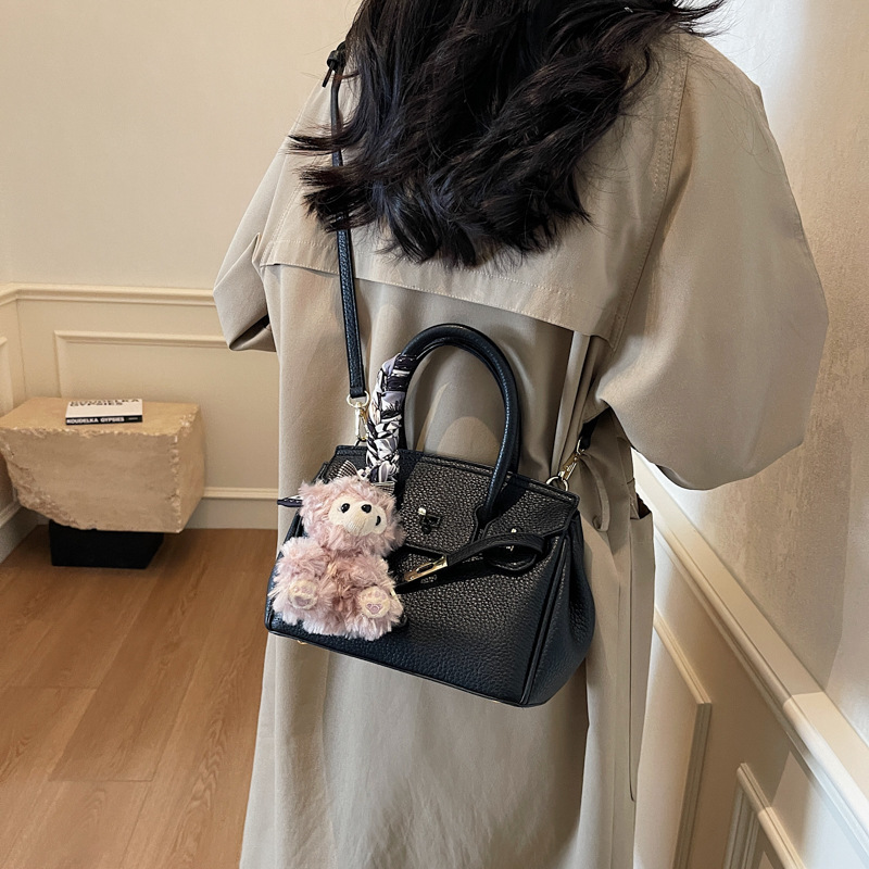 A simple and luxurious platinum handbag for women in 2025, a trendy and fashionable casual single-shoulder crossbody bag, and a versatile commuting bag Application Scenario