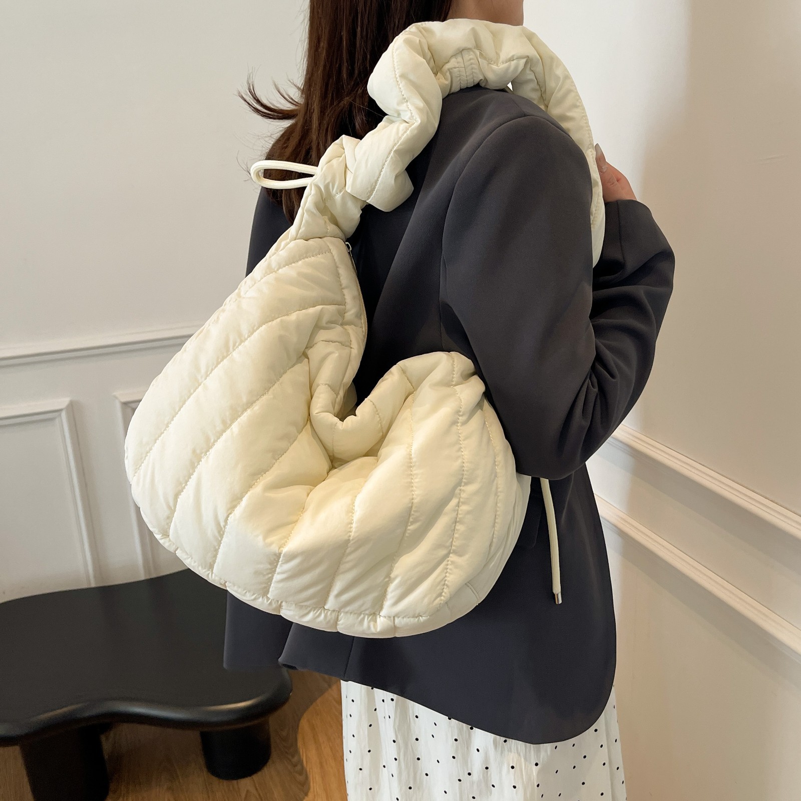 The 2024 new autumn and winter collection of cloud bags, women's pleated, unique, artistic, large-capacity tote bags, commuting cotton-padded jackets and crossbody bags are all trendy details Picture