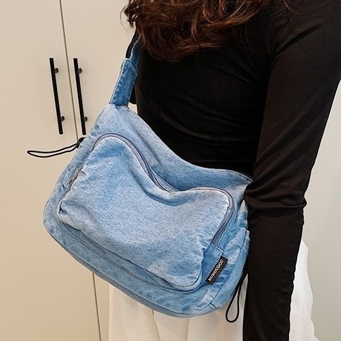 The retro large-capacity denim women's bag and the small square commuting bag have sparked a new trend of casual and versatile single-shoulder crossbody bags for men full figure