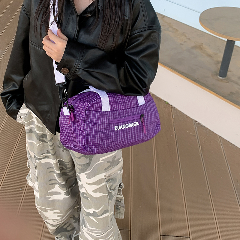 This is a simple and casual casual portable travel bag for men and women. It is durable and fashionable Application Scenario