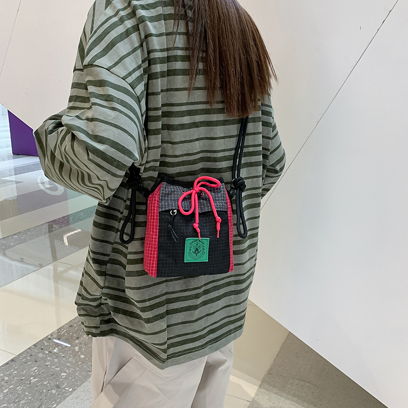 Trendy brand small shoulder bag for men, Instagram trendy small bag, outdoor sports mobile phone backpack, crossbody bag, color-blocking commuting single-shoulder bag Specification drawing