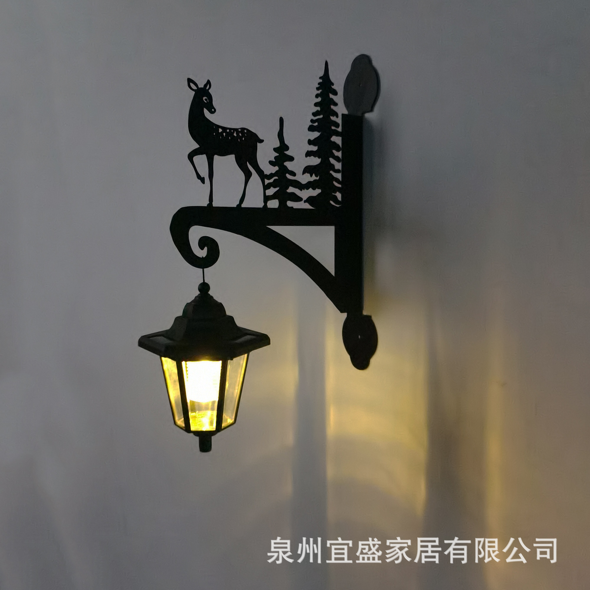 Ironwork garden decoration solar lamps, wall lamps, wall-hung hens, outdoor courtyard handicrafts, wall garden animal lamps Application Scenario