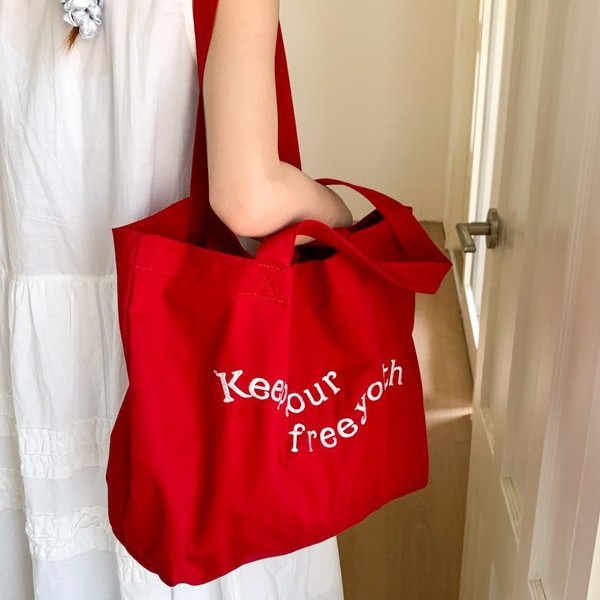 The 2025 new red letter-style fashionable canvas tote bag is a versatile high-capacity single-shoulder bag for commuting full figure