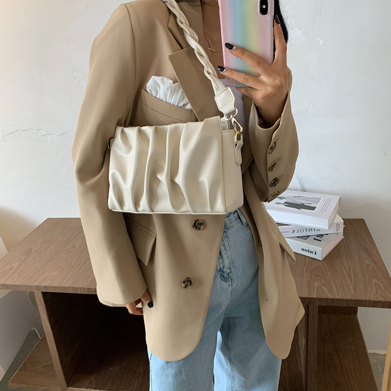 The new 2023 trendy and versatile single-shoulder underarm bag, the Korean version of the popular crossbody small square bag Application Scenario