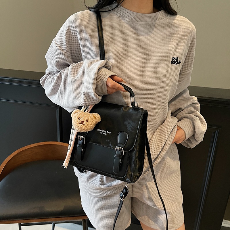 2025 New fashionable street trend handbag, women's high-end feel, large capacity small square bag, lightweight travel backpack Application Scenario