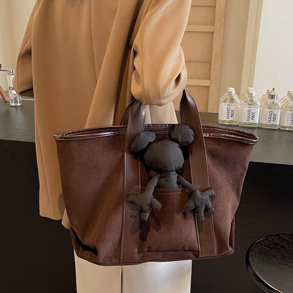New large-capacity versatile handbag, cute doll tote bag, velvet surface, retro high-end texture single-shoulder bag Application Scenario