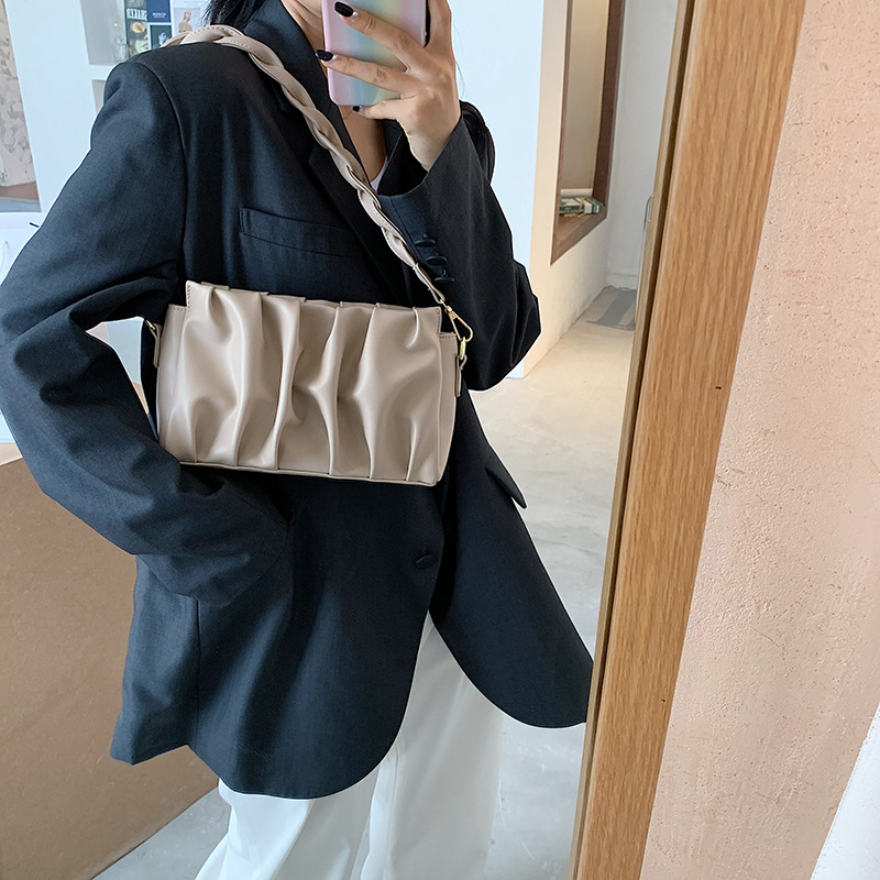 The new 2023 trendy and versatile single-shoulder underarm bag, the Korean version of the popular crossbody small square bag Specification drawing
