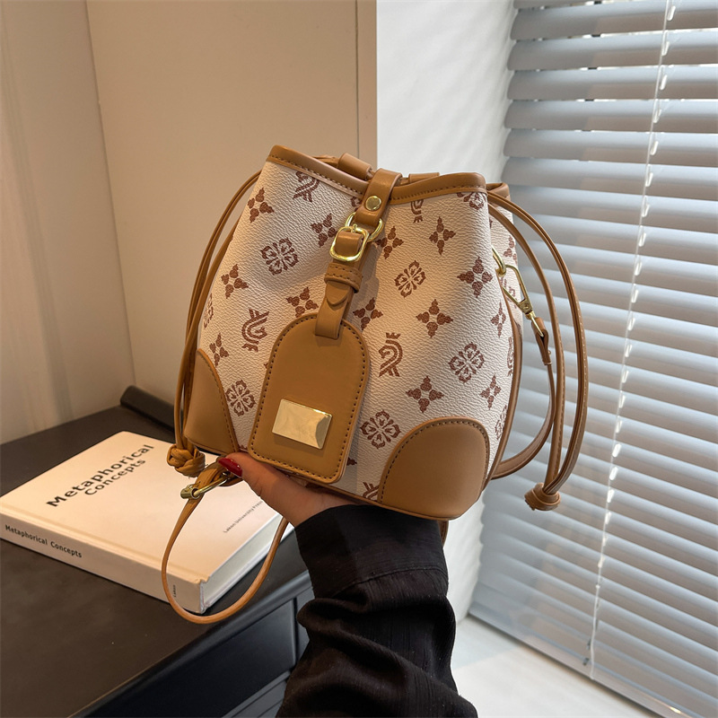 This year's popular bags: The 2024 new style of trendy, fashionable and high-end single-shoulder bag with a unique texture and casual crossbody bucket bag full figure