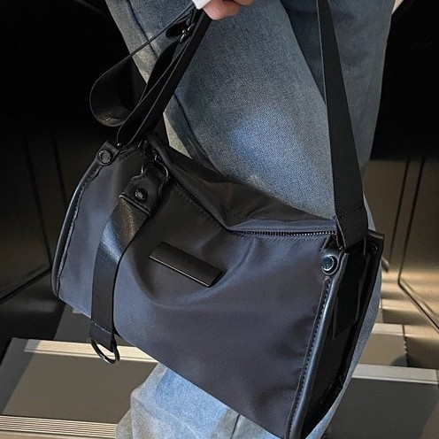 A new large-capacity, niche European and American fashion crossbody handbag with a solid color design and a unisex casual crossbody bag Specification drawing