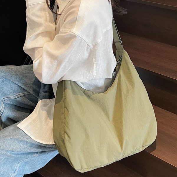 The large-capacity cloud bag, women's crossbody bag, Japanese-style canvas bag, has set off a trend for students' class bags. The simple cloth bag, single-shoulder bag, is trendy full figure