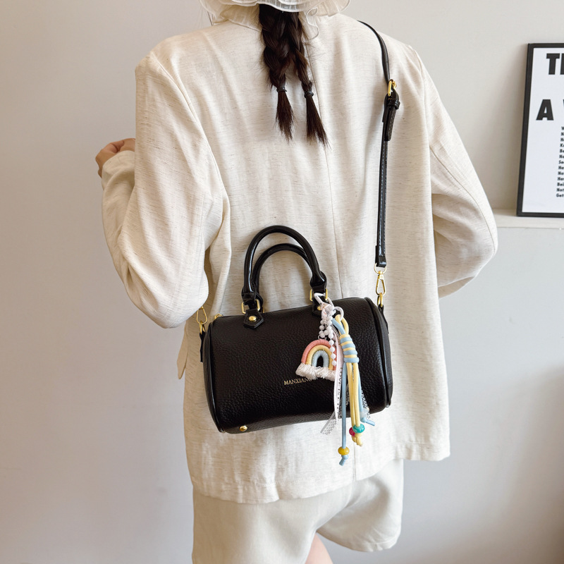 The 2025 new style of Boston pillow bags, women's crossbody bags, fashionable and casual single-shoulder hand-carry small crossbody bags are popular this year Application Scenario