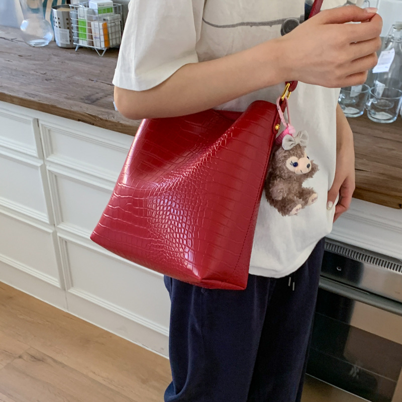 Retro and fashionable stone-patterned large-capacity bucket bag for women, 2025 new style, versatile and high-end casual single-shoulder crossbody bag Application Scenario