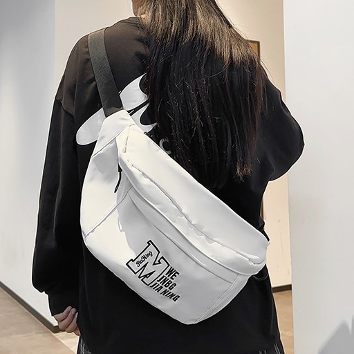 A new portable student crossbody bag with a large capacity, suitable for both boys and girls, featuring an outdoor sporty and laid-back style Application Scenario