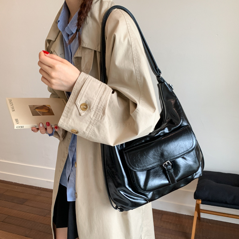 High-end retro backpack for women, 2025 new style oil wax leather single-shoulder bag, large capacity tote bag Application Scenario